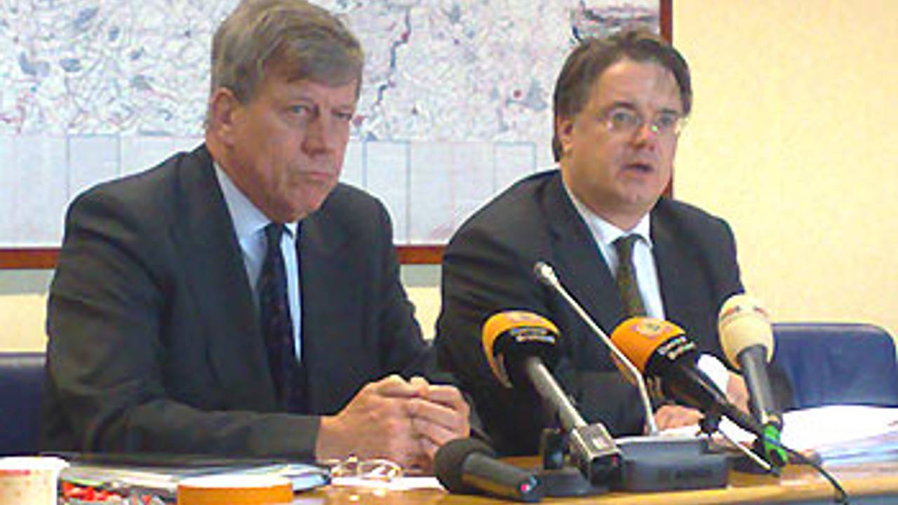 Ivo Opstelten en commissaris van de Koningin V/d Donk tijdens de bekendmaking. Foto: Bart Oosterveld