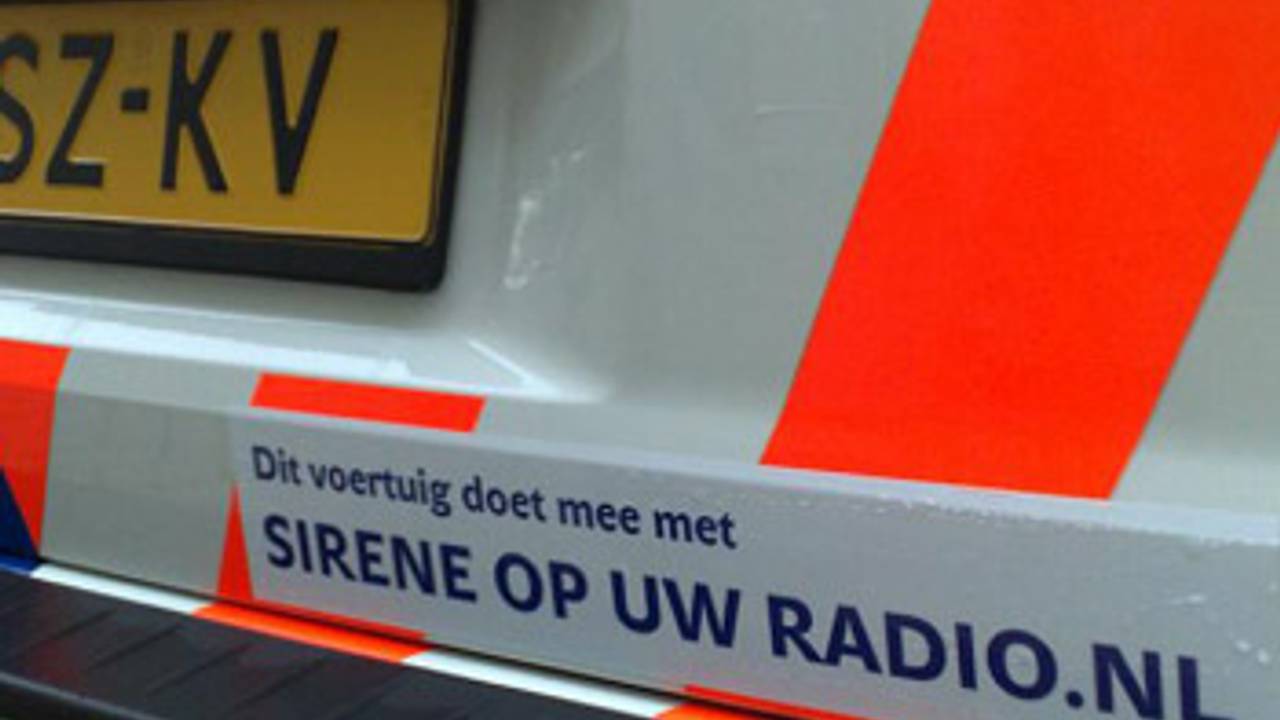 Automobilisten die vlakbij een auto met sirene rijden, horen die sirene op hun autoradio.