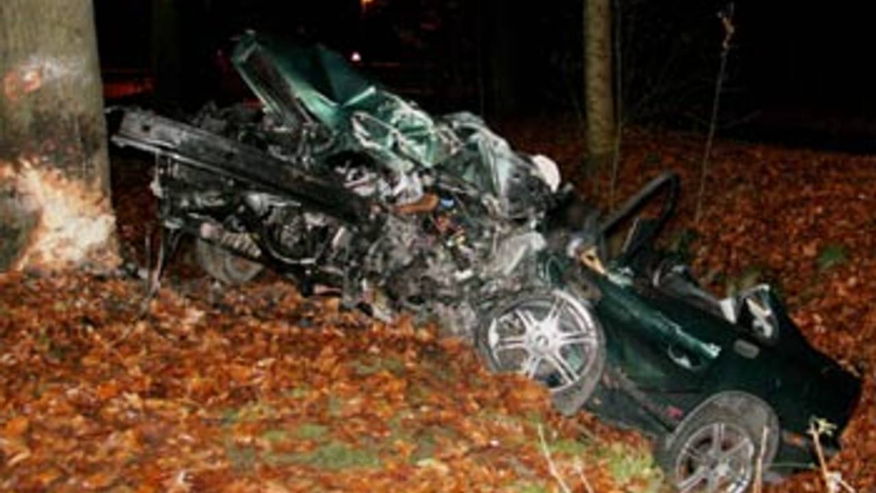 Van de auto bleef weinig over. (Foto: Bart Meesters)