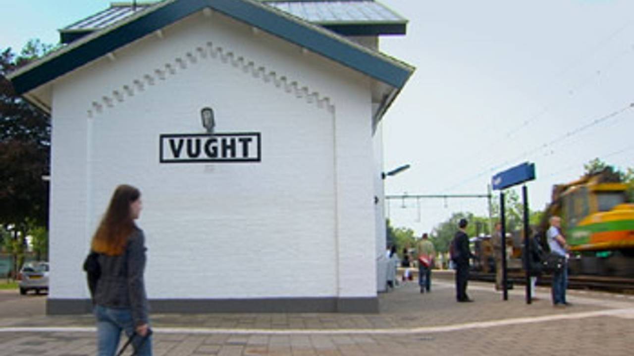 Twaalf reizigerstreinen passeerden er per uur het station in Vught.