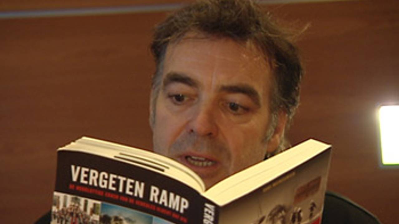 Schrijver Hans Mattheeuwsen leest voor uit het boek 'Vergeten ramp'.