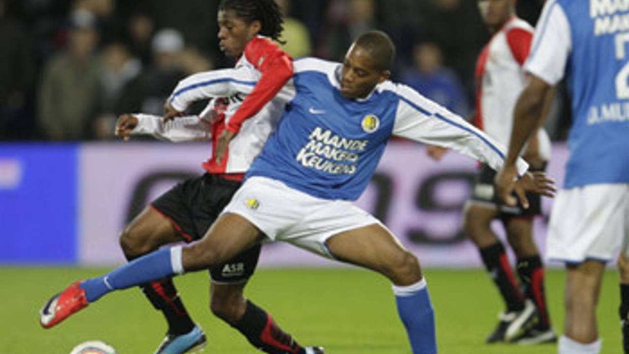 Charlison Benschop in duel met Feyenoorder Georginio Wijnaldum (Foto: ANP)