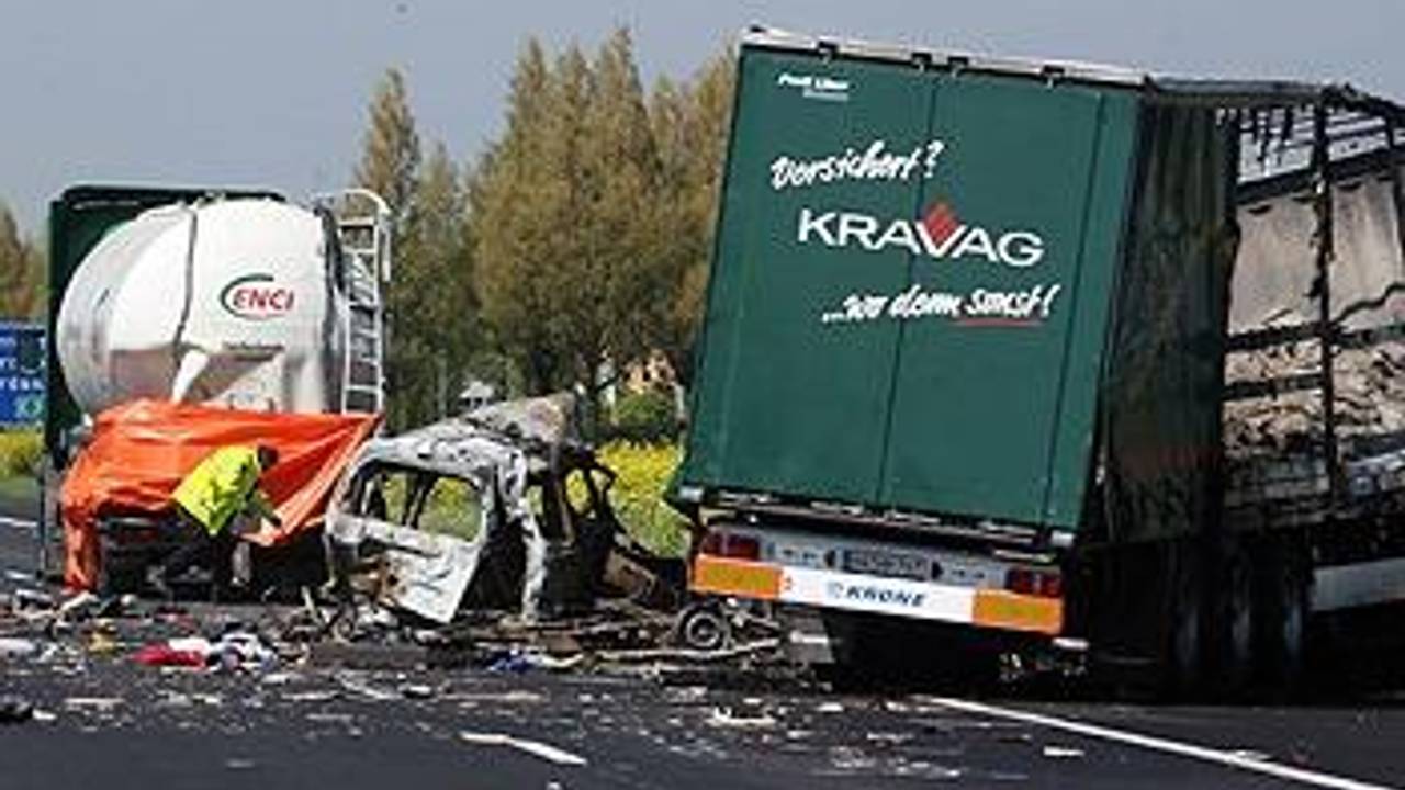 De vrachtwagen reed met 80 per uur op de auto van de familie. (Foto: ANP)