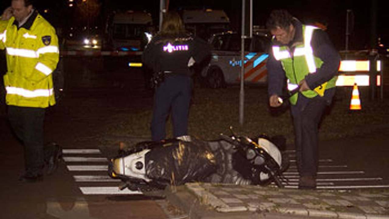De man botste op de Vorsterdijk op een paaltje. (Foto: SQ Vision Mediaprodukties/Harrie Grijseels)