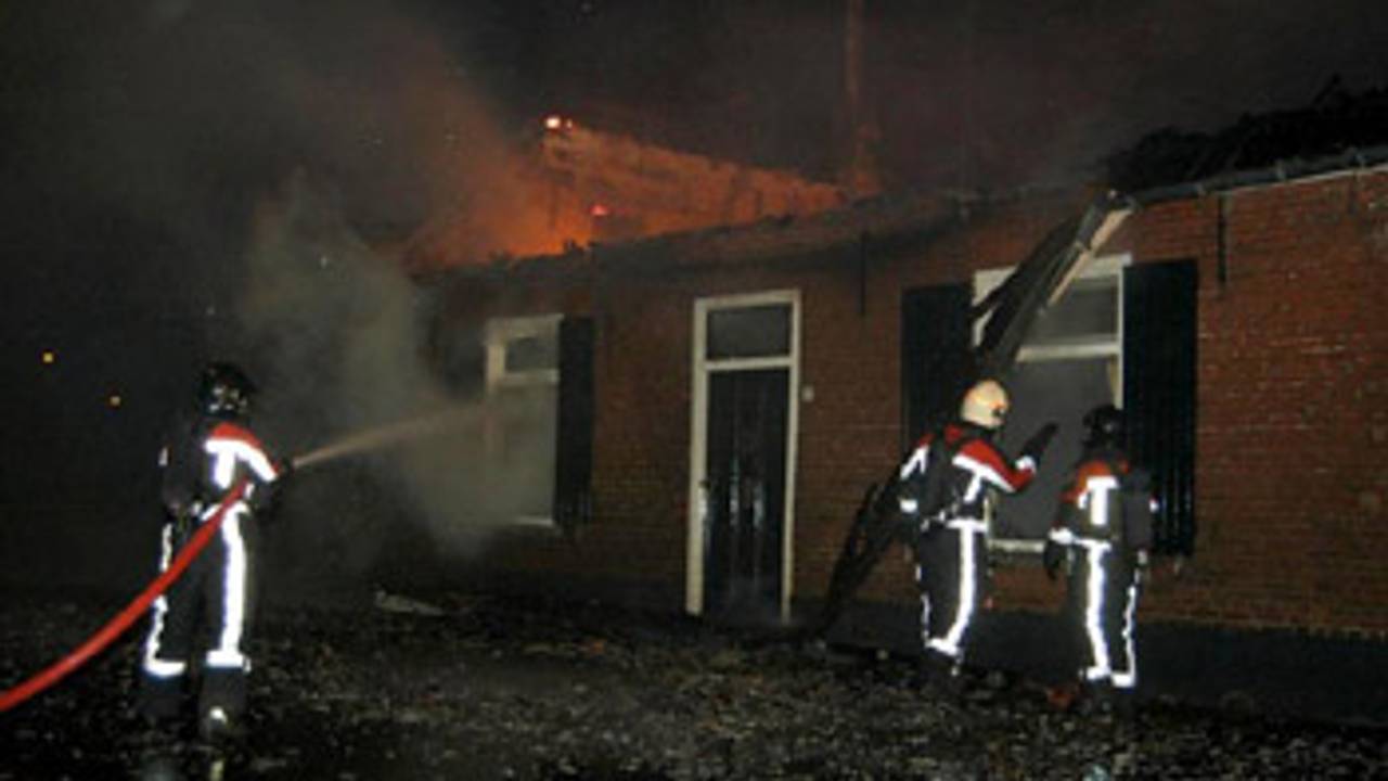 In een leegstaande boerderij aan de Zandstraat in Berkel-Enschot heeft een grote brand gewoed.