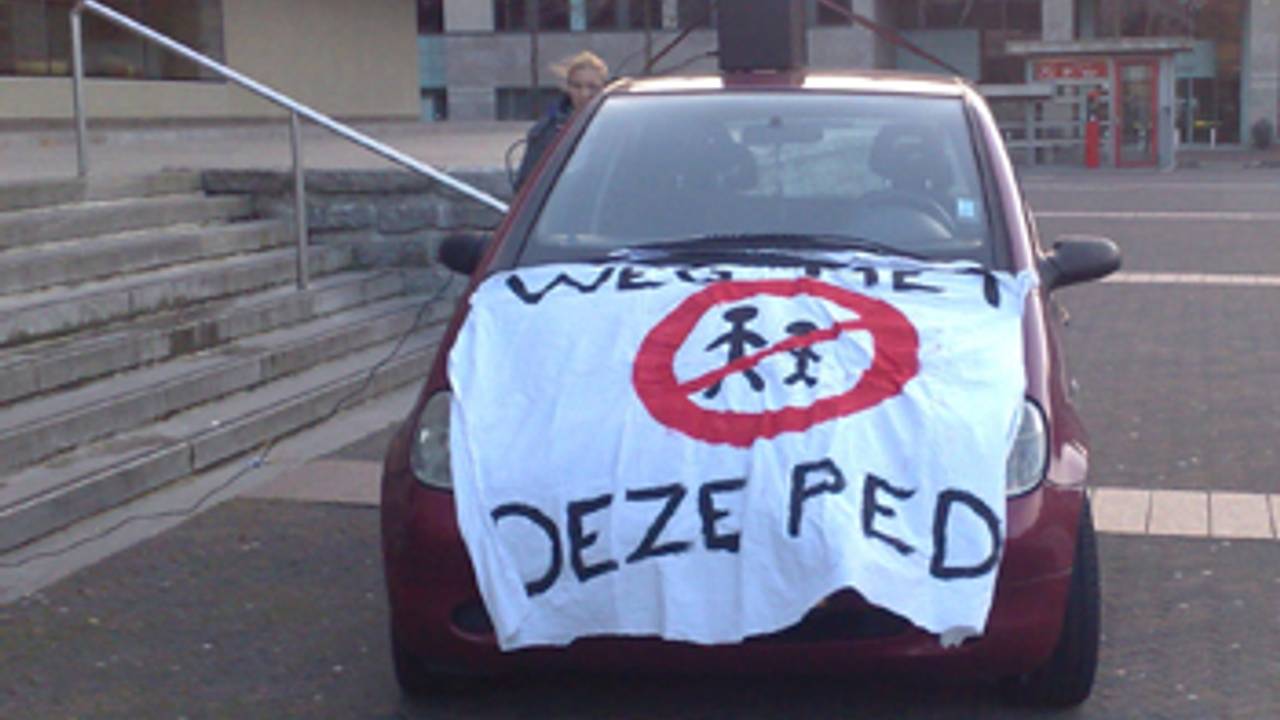 De auto van de actievoerders voor het Eindhovense stadhuis.