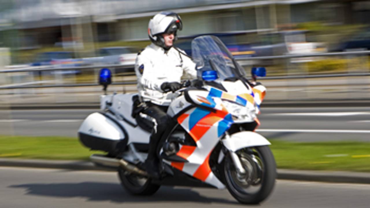 De fietser botste op de politiemotor en viel.