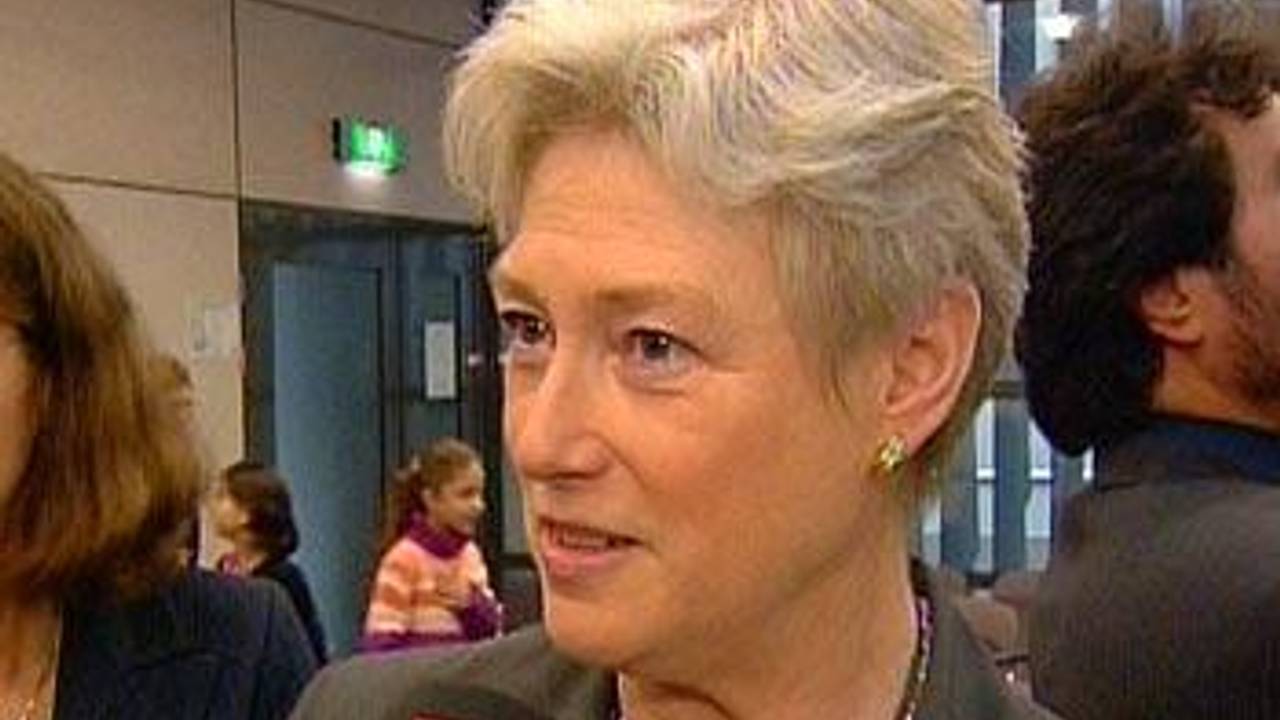 Minister van der Hoeven knipt tijdens deze opening geen lintje door.