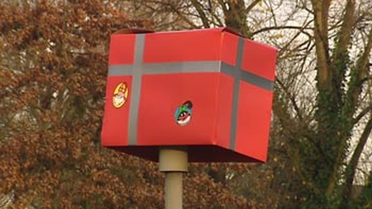 Een flitspaal op Kennedylaan in Eindhoven is gewikkeld in pakpapier.