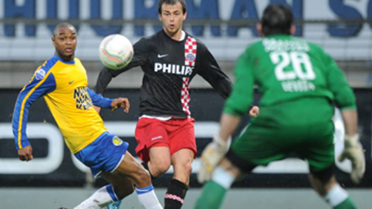 Lazovic (m) bestookt het Waalwijkse doel. (Foto: ANP)