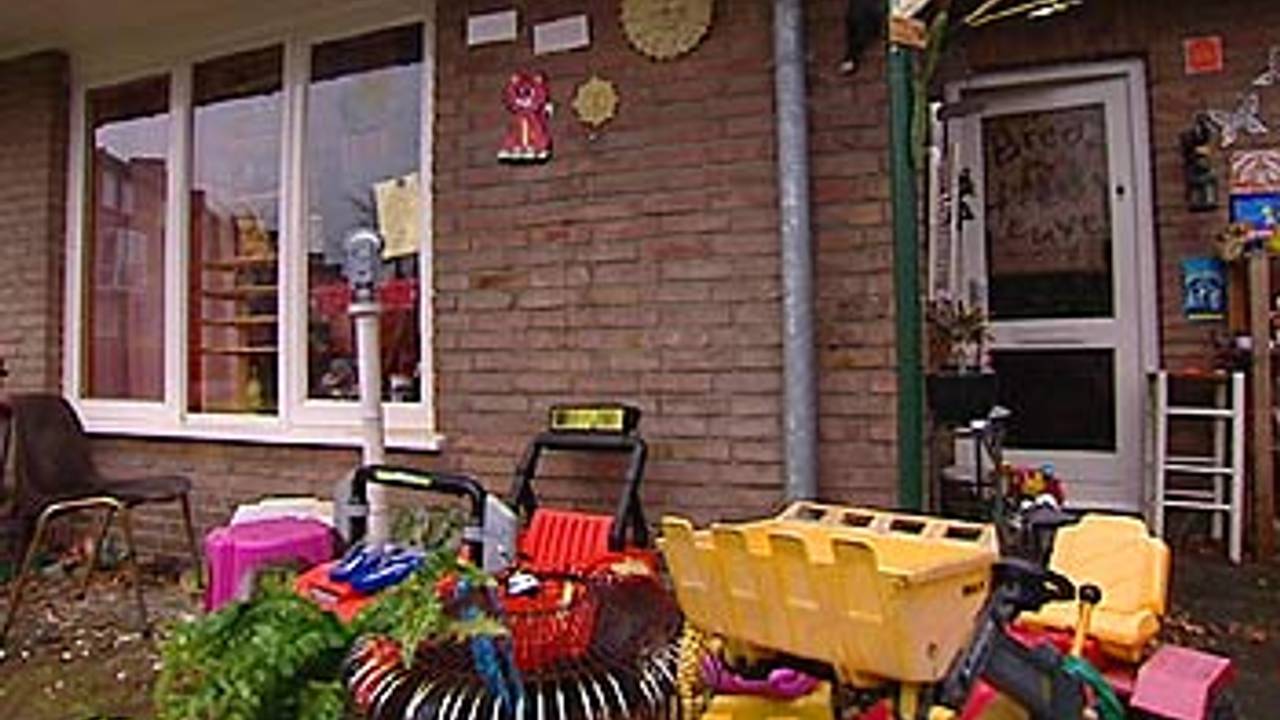 De tuin van 'Clown Harrie', een veroordeelde pedofiel die begin dit jaar voor ophef zorgde