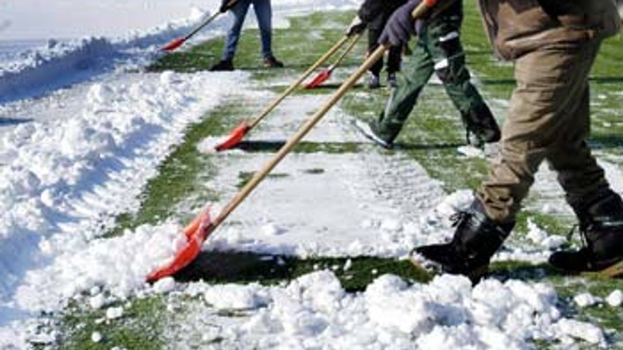 Sneeuwruimen helpt niet meer op de voetbalvelden. Foto: ANP