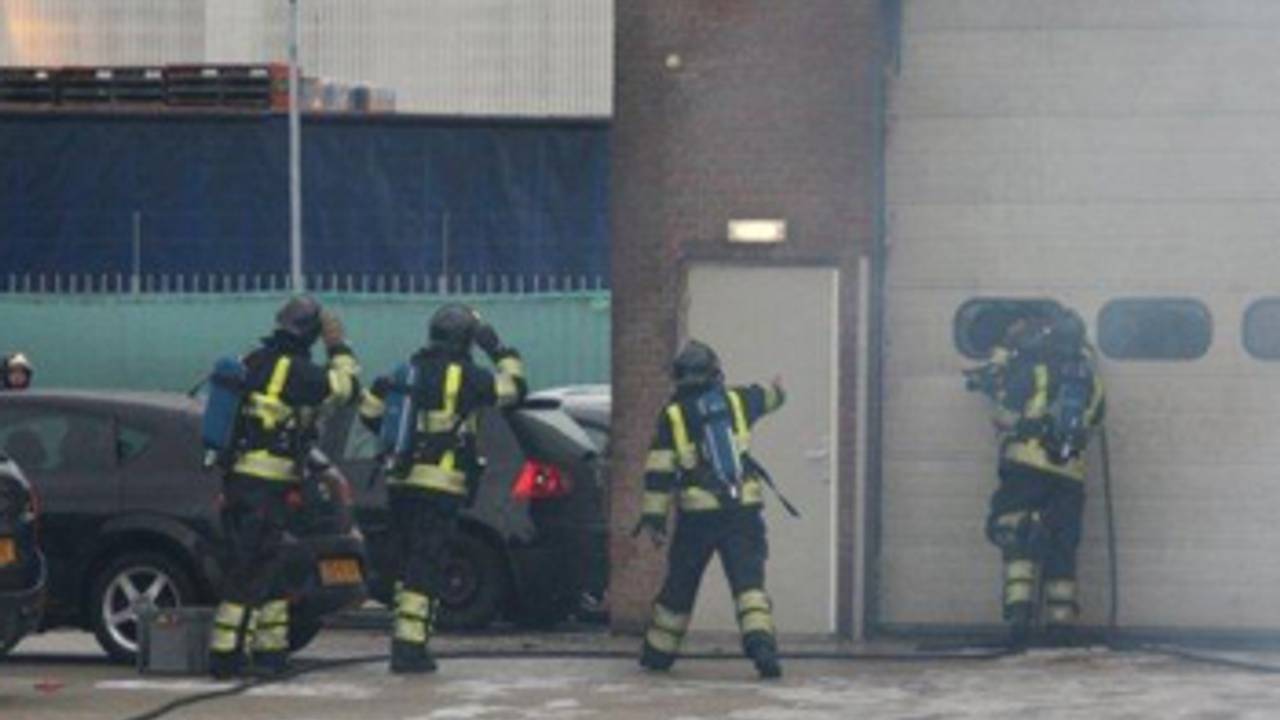 De brandweer probeert het pand binnen te komen. (Foto: Tom Louter - 112BrabantNieuws)
