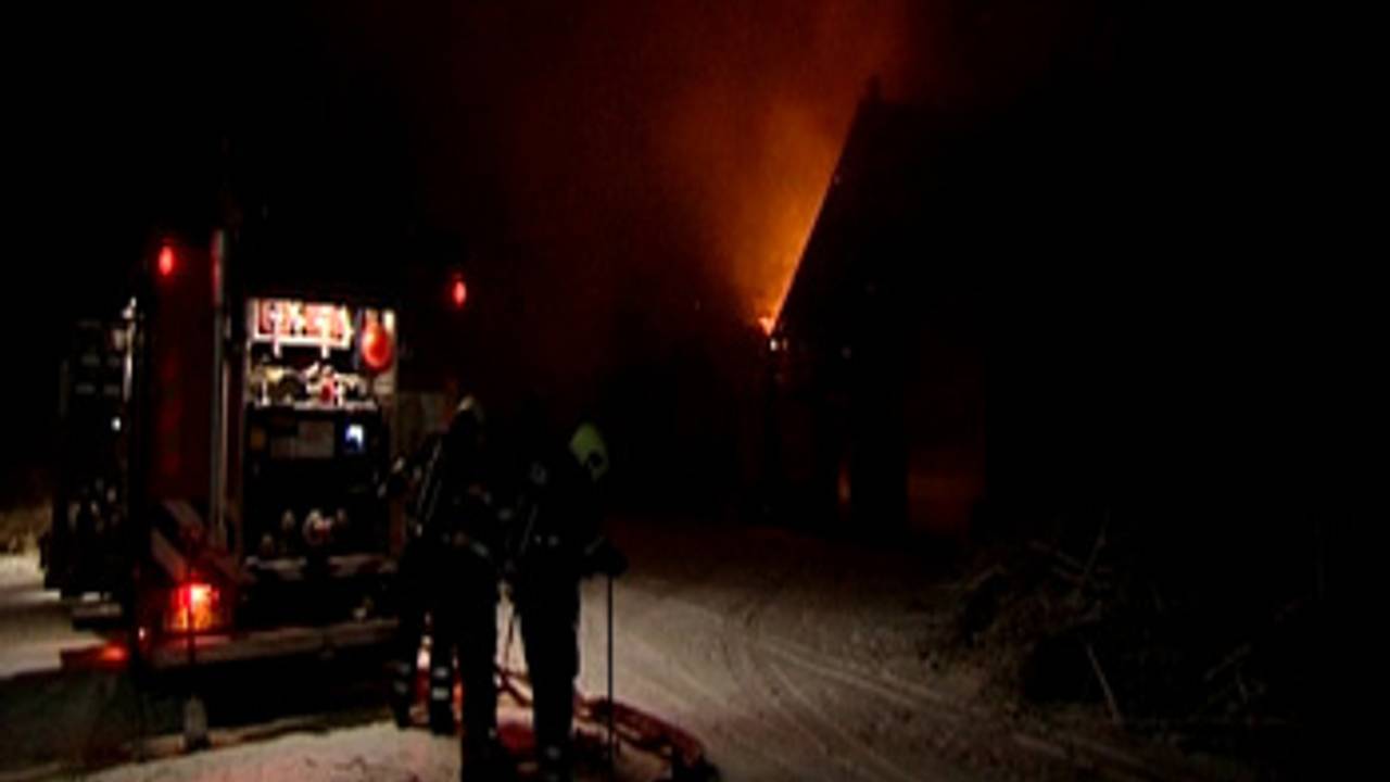 Vier brandweerkorpsen rukten uit om de brand te blussen.