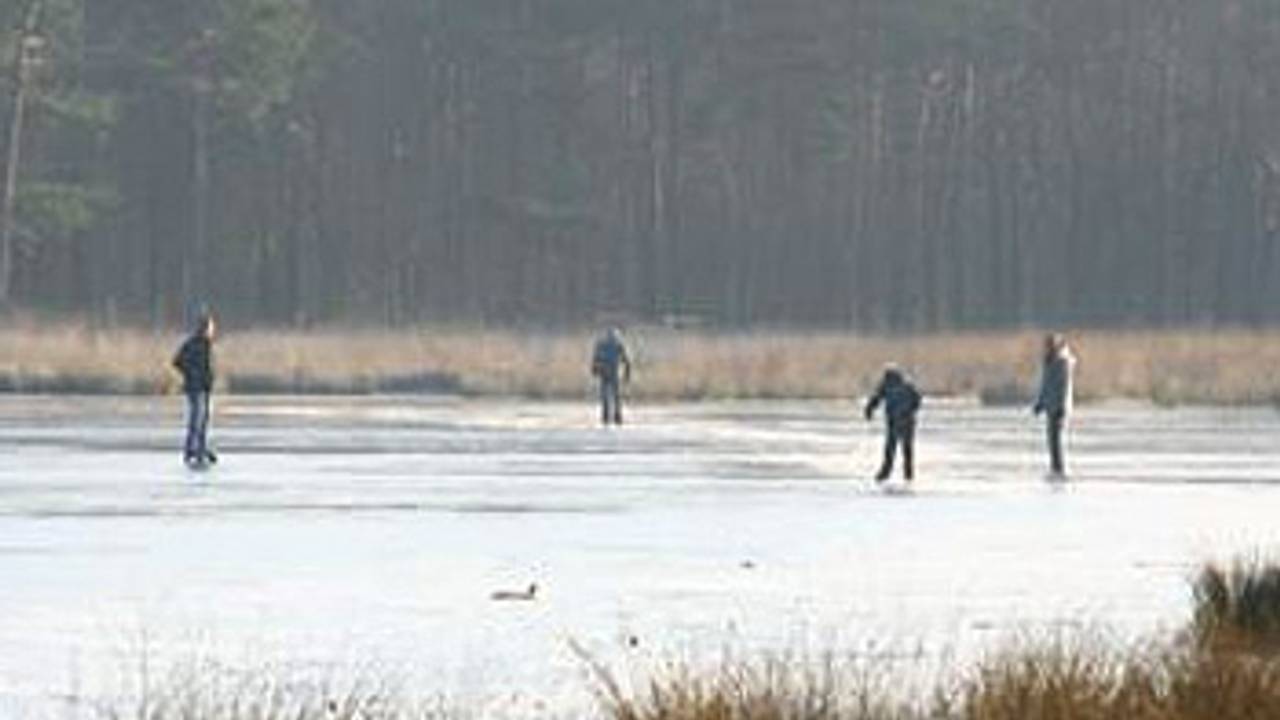 Het natuurijs is nergens sterk genoeg om op te schaatsen.