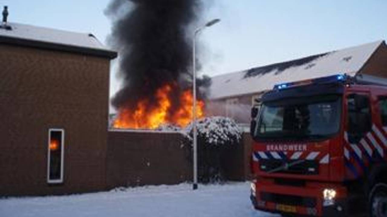 De vlammen sloegen na de explosie uit de tuin.