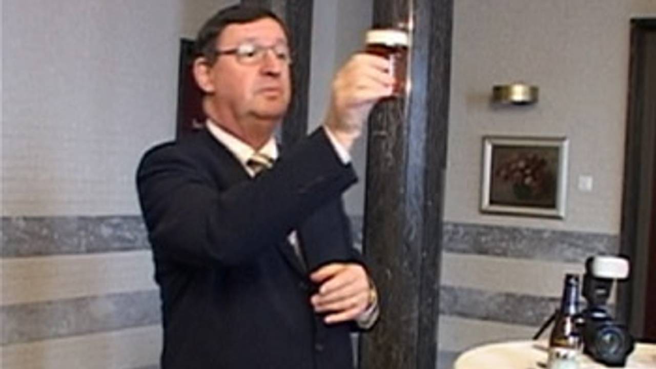 Burgemeester Opsteegh test het jubileumbier van Schijndel.