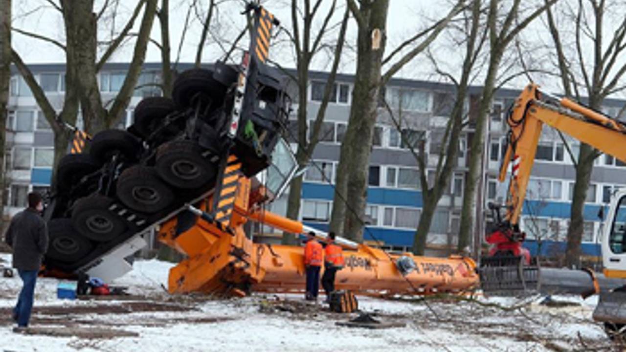 De omgevallen kraan. (Foto: Bart Meesters)