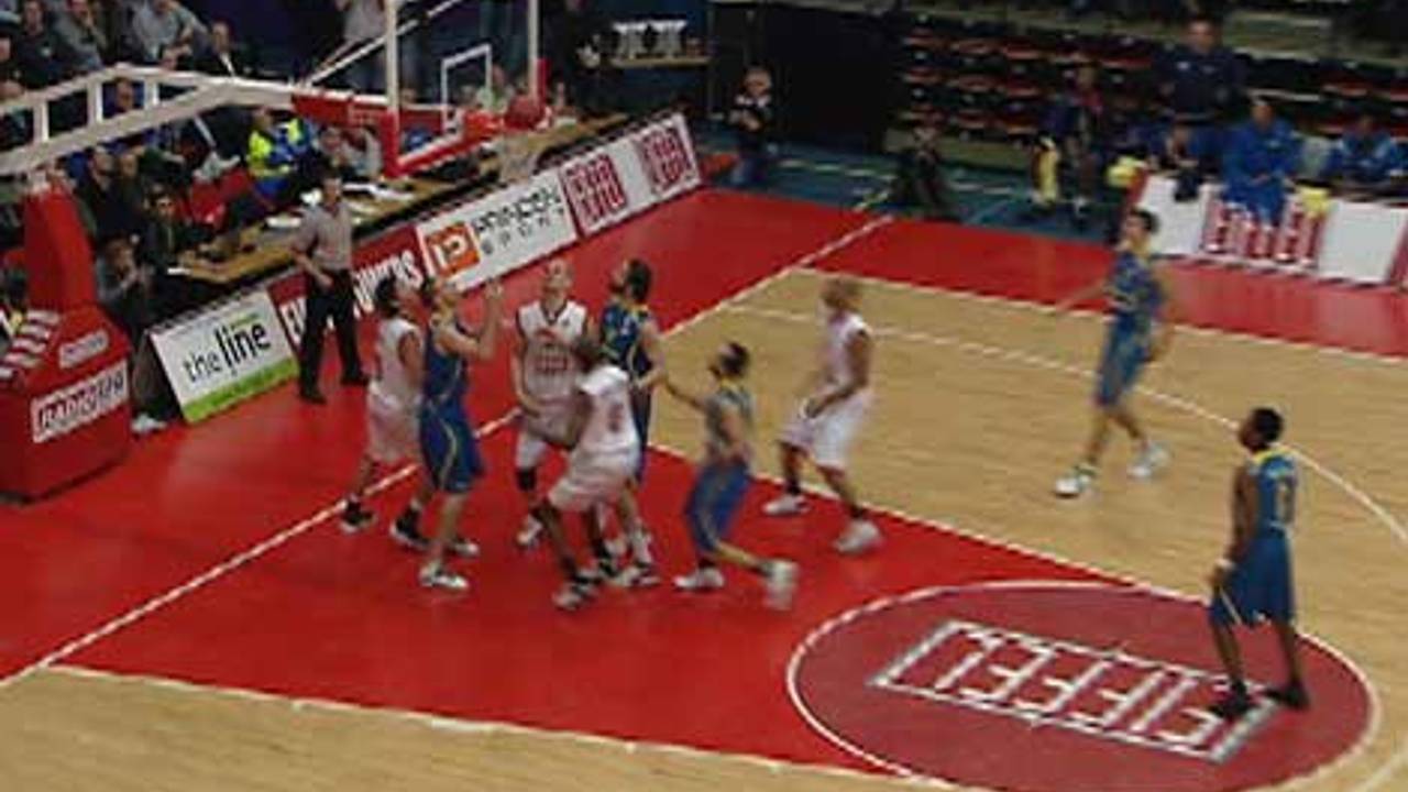 EiffelTowers won van Apoel Nicosia in de Maaspoort.