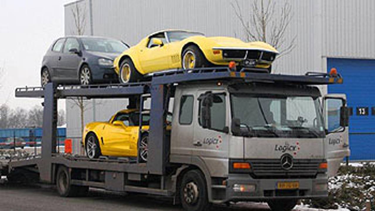 De recherche nam onder andere dure wagens in beslag. Foto: Tom Louter, 112 Brabant Nieuws