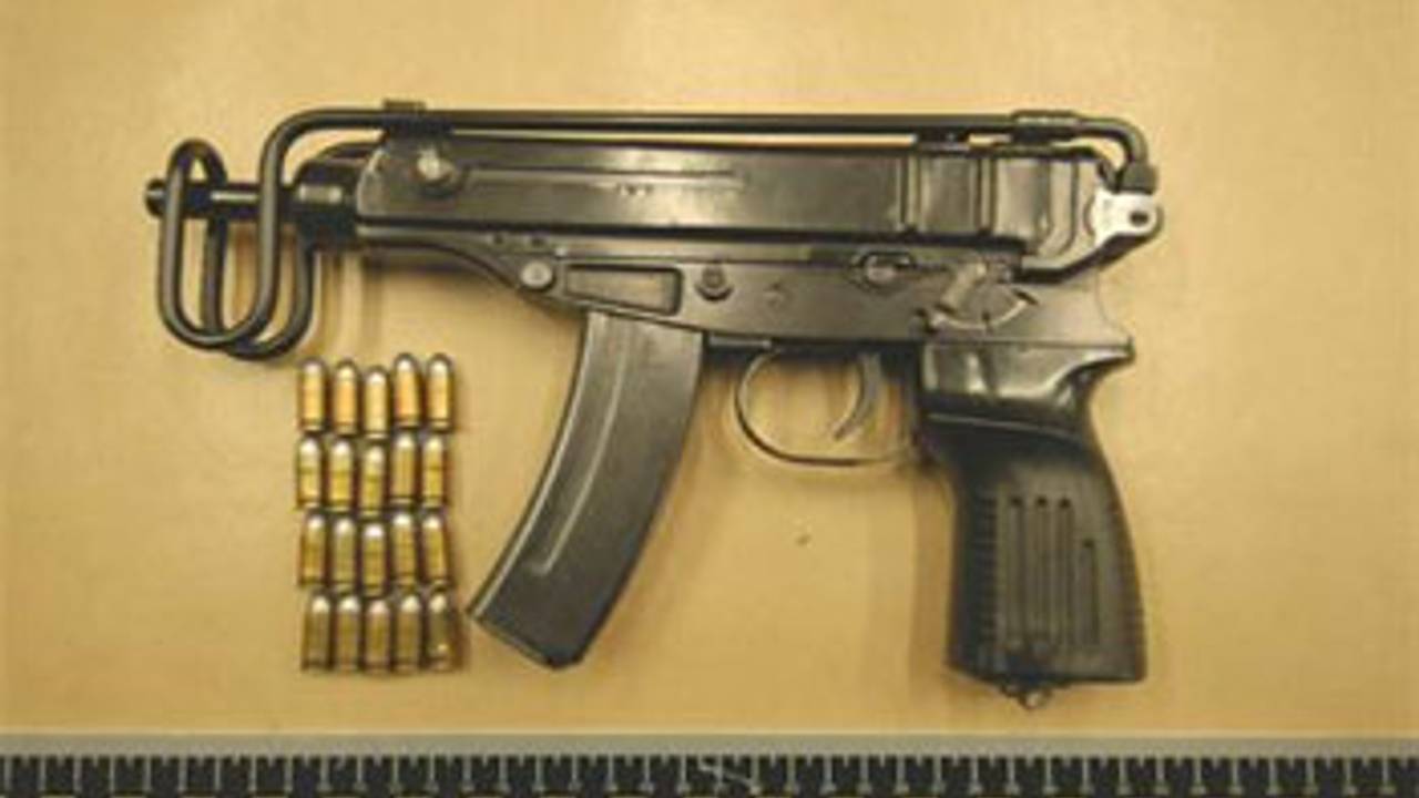 Het in beslag genomen machinepistool (Foto: OM)