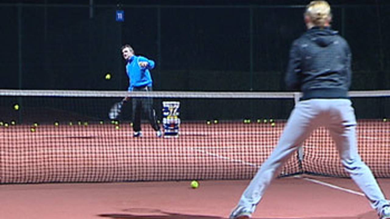 Goed verlicht een balletje slaan in Eindhoven.