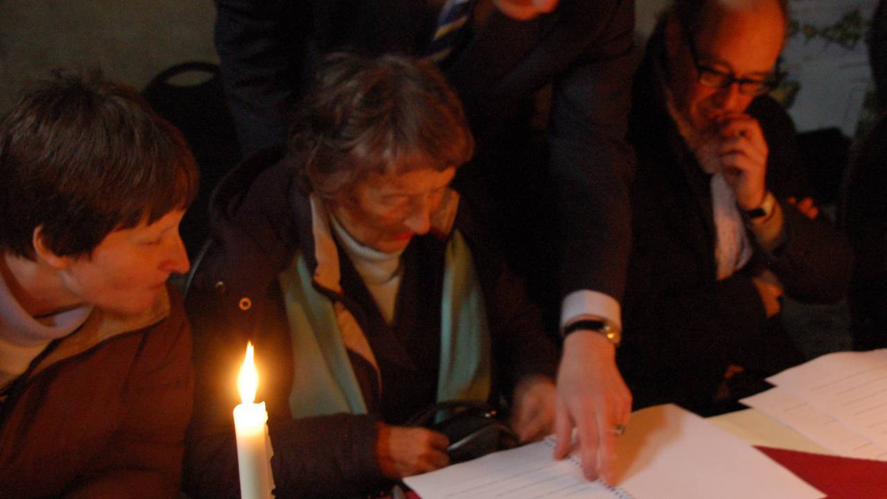 Erfgename Aghina Marggraff zet haar handtekening onder de overeenkomst (Foto: Jolwin Dobbelsteen)