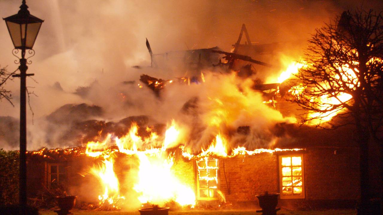 De eigenaar kon op tijd weg komen. (Foto: Robbert Peeters / brandweerroosendaal.nl)