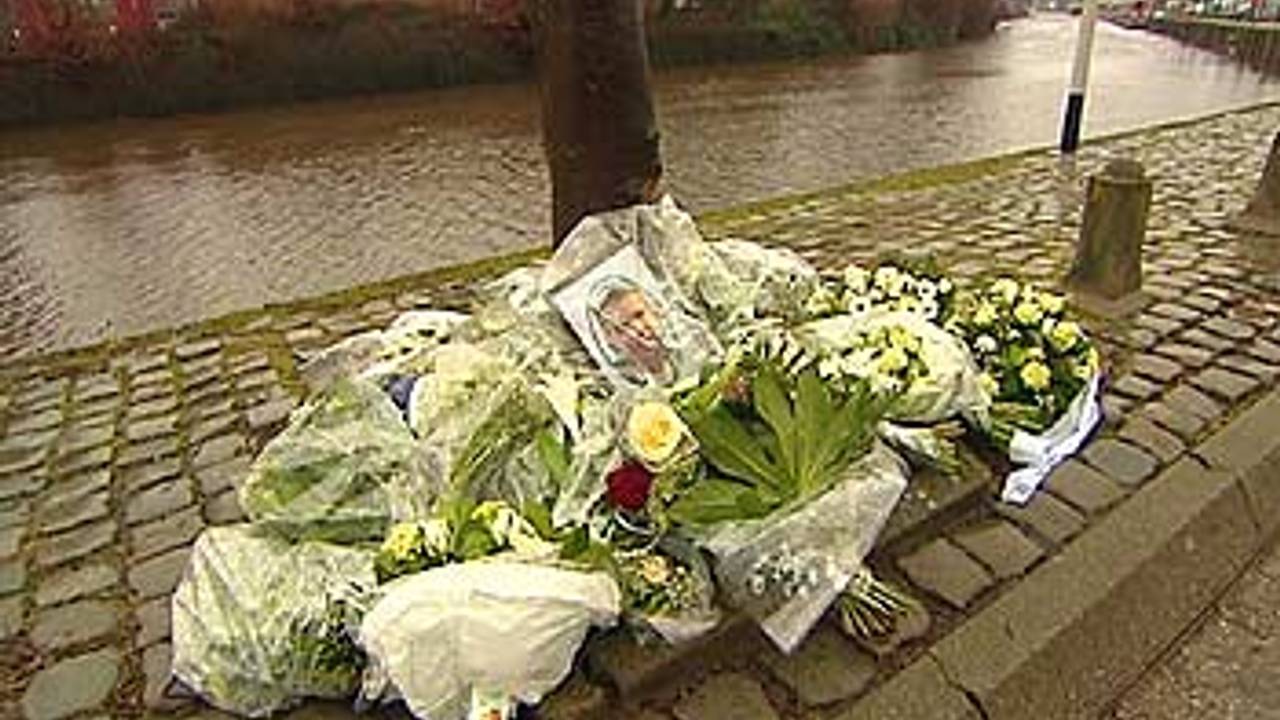 Bloemen bij de haven waar Christianen verdronk.