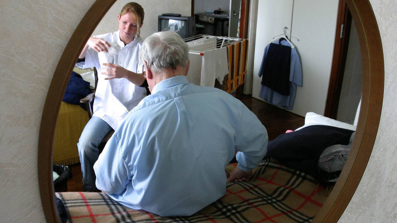 Wijkverpleegster aan het werk. (Foto: ANP)