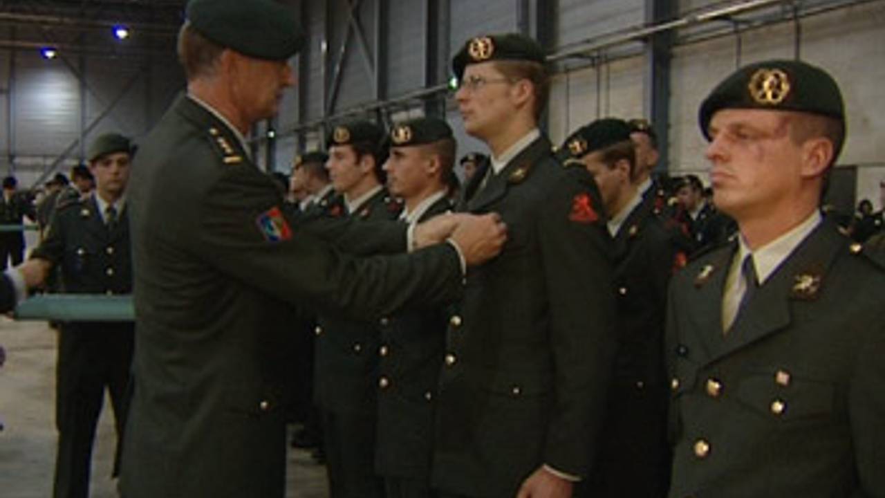 Militairen krijgen een medaille voor het werk in Afghanistan.