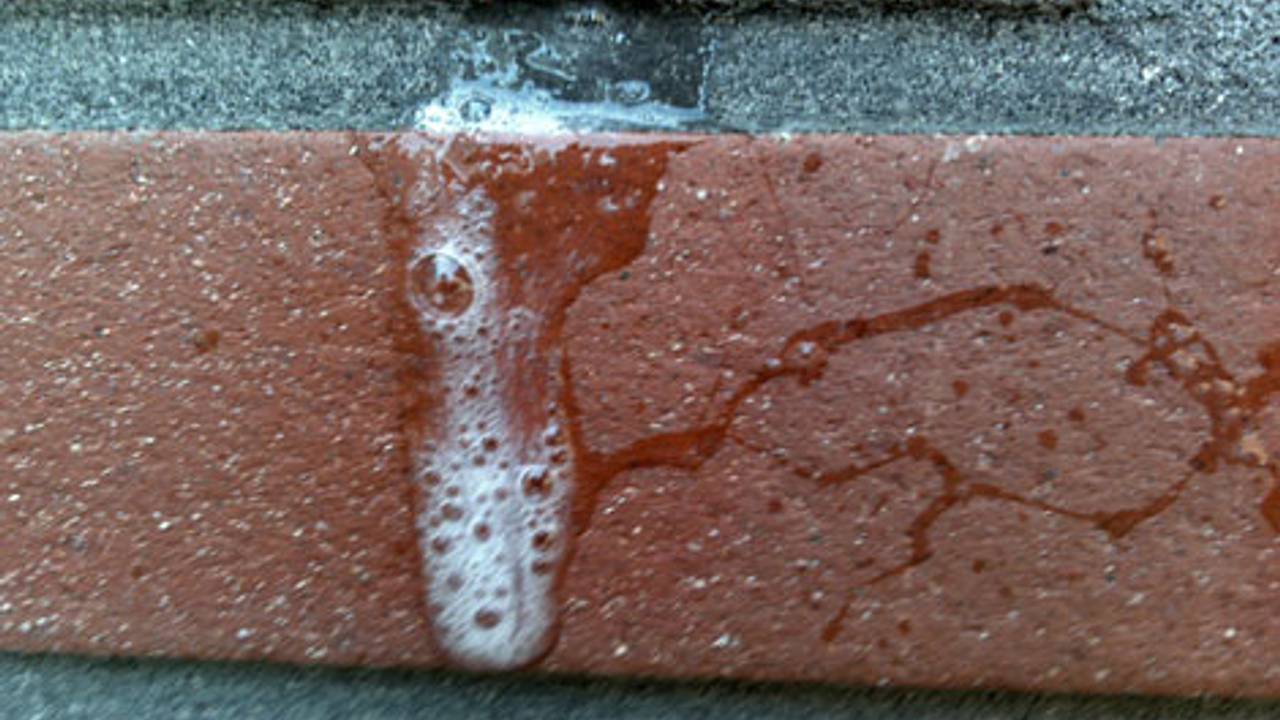 De tieners werden opgepakt omdat ze mensen hadden bespuugd.