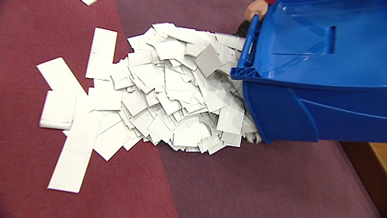 Stembus wordt omgekanteld (foto: archief).