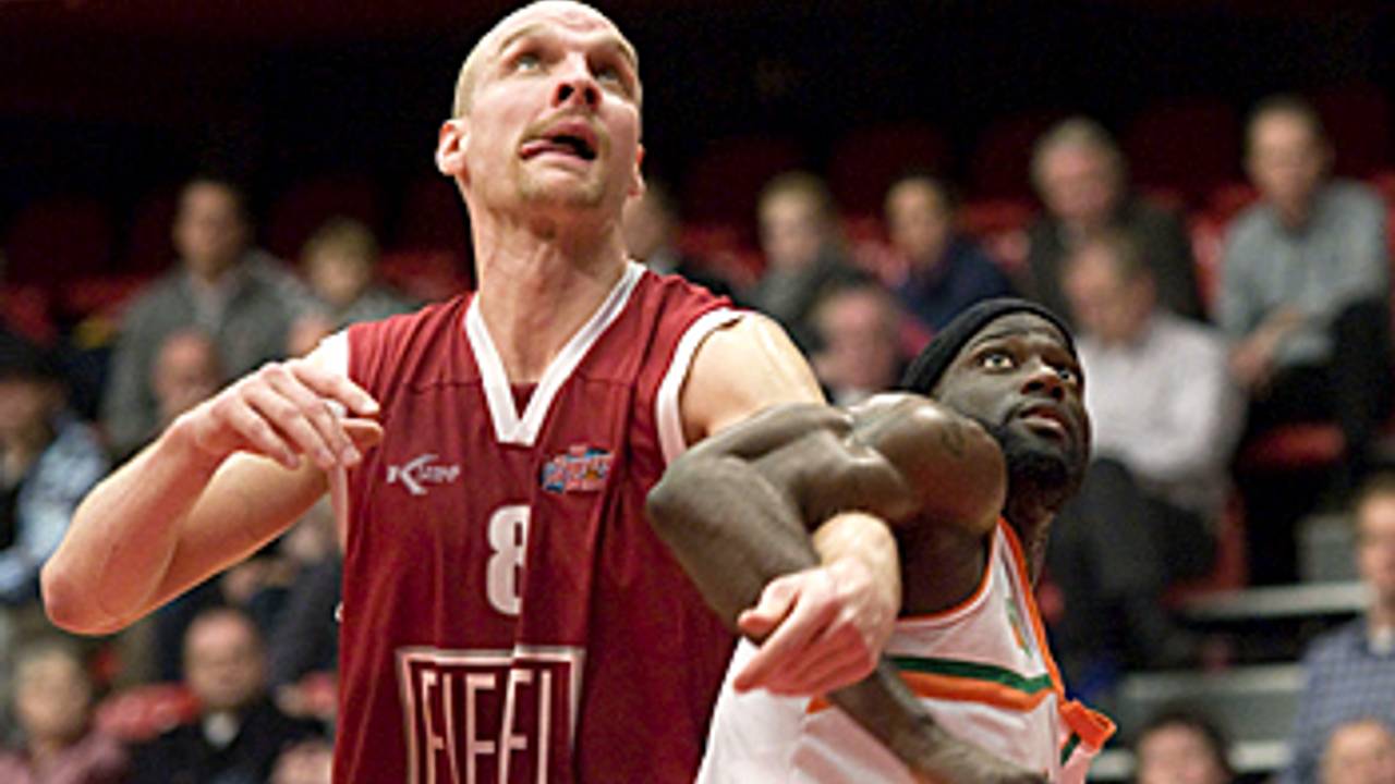 Eiffel-speler Peter van Paassen in duel (Foto: Vincent Rijkers)