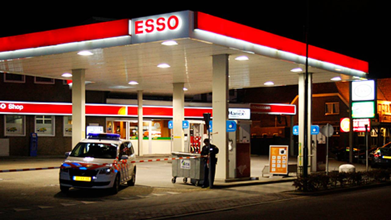 Een benzinestation is overvallen. (Foto: Marco van den Broek)