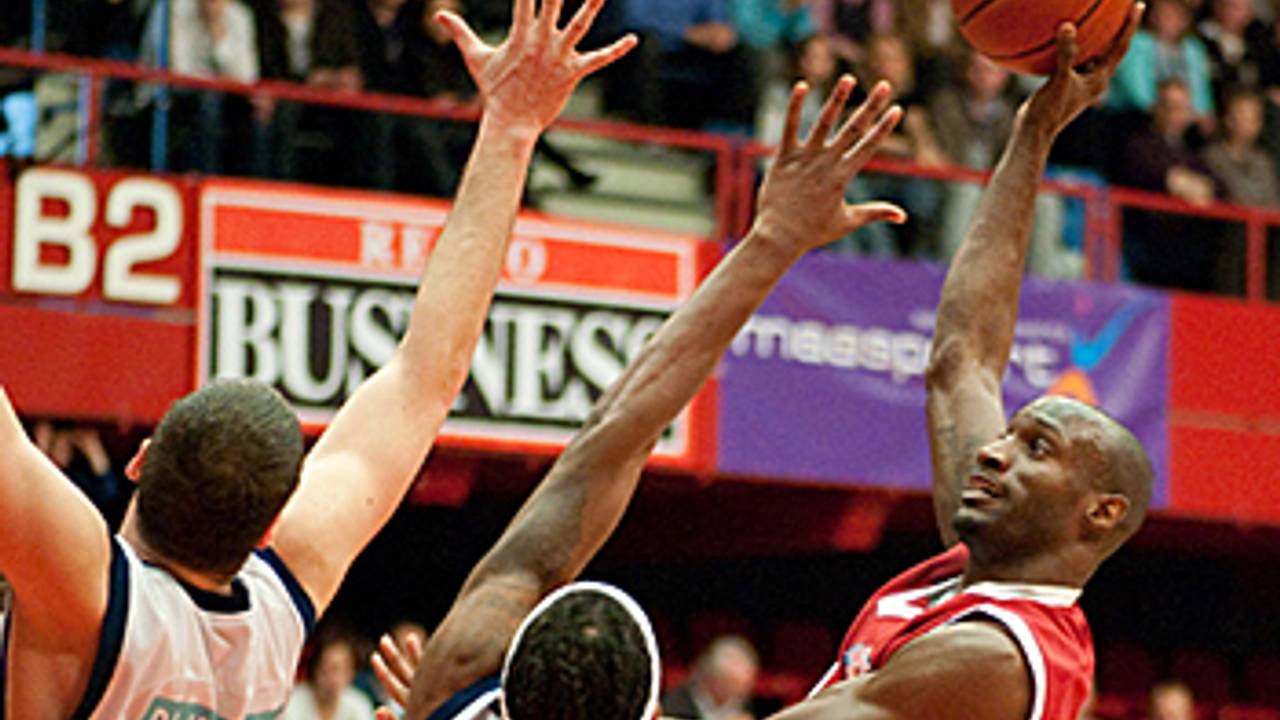 Anthony Richardson wordt afgestopt. (Foto: Christian Aarts)