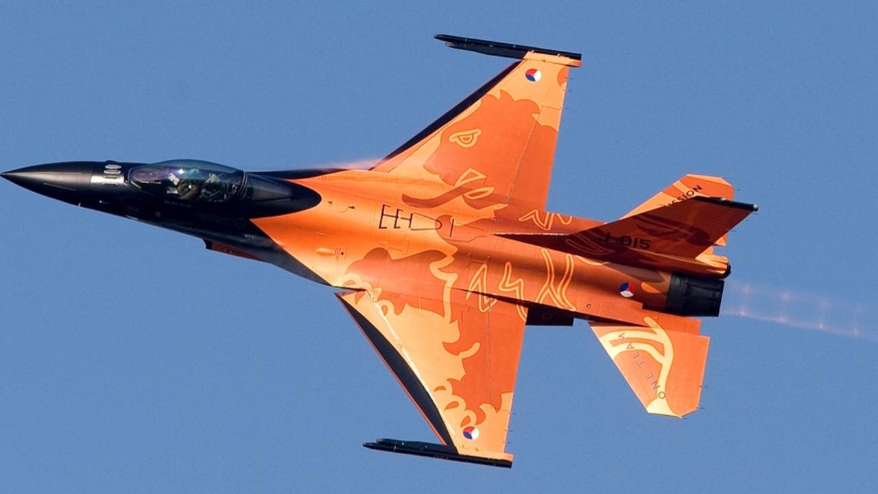 De oranje F-16. (Foto: John Kuijsters)