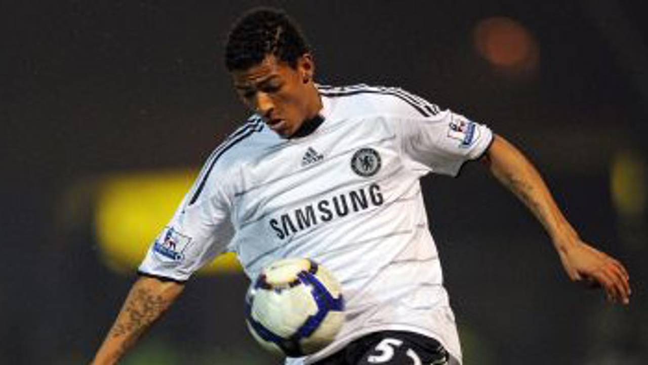 Van Aanholt bij zijn debuut (Foto: Chelsea.com)