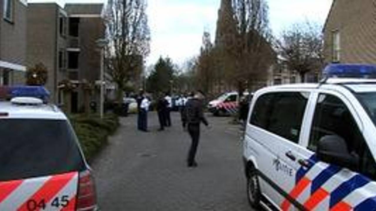 De politie bij het huis in Waalwijk