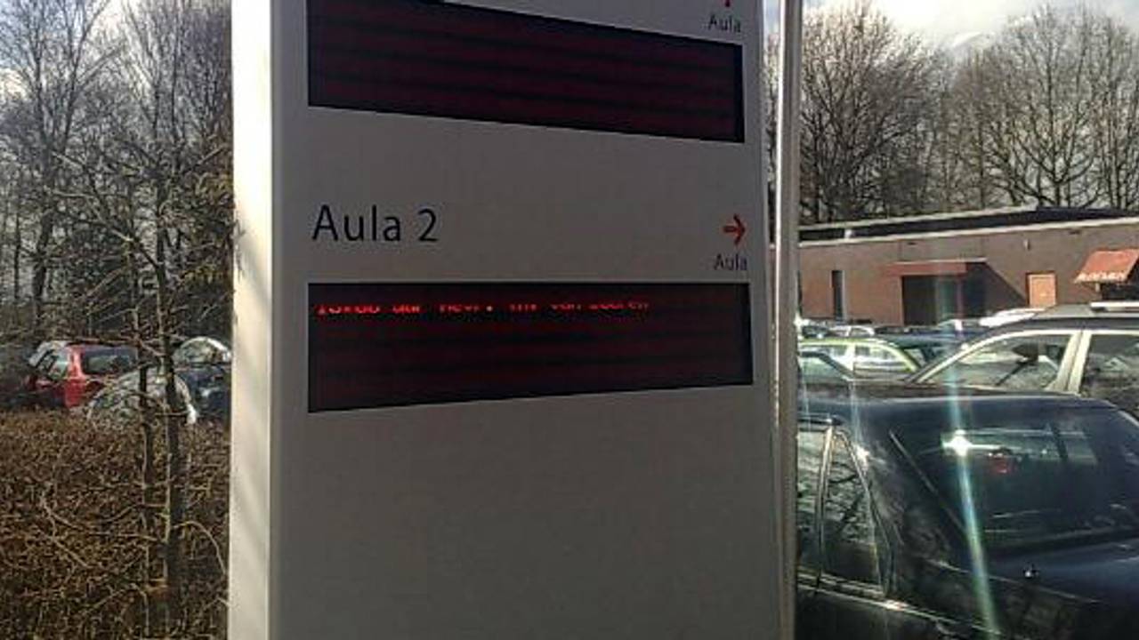 Drukte op de parkeerplaats tijdens de uitvaart van tante Doortje