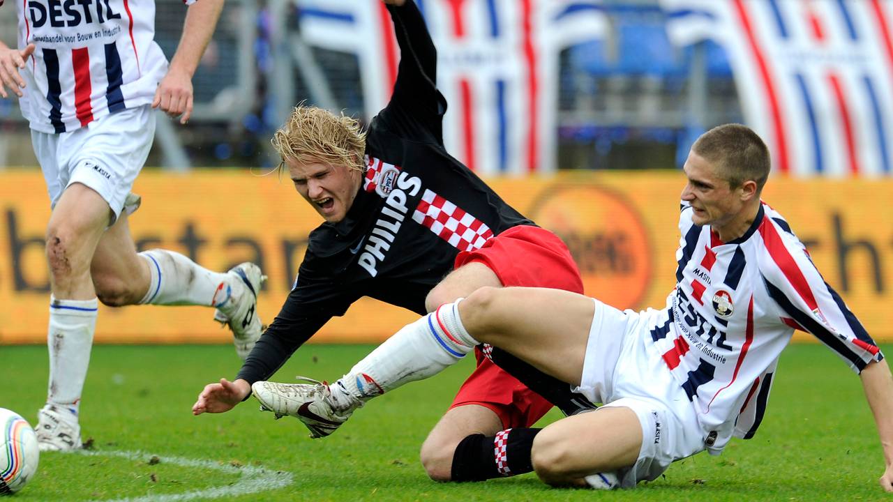 Jens Janse (r.) in duel met Ola Toivonen. (ANP)