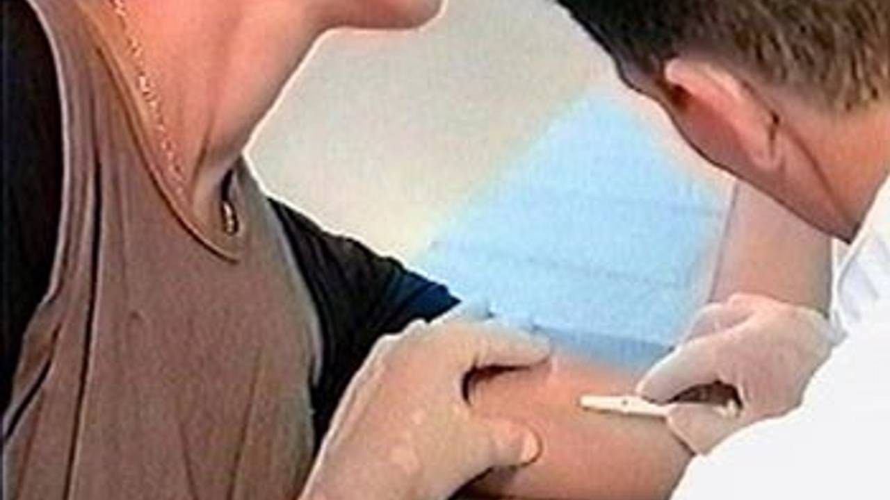 Een arts brengt een Implanon-staafje in