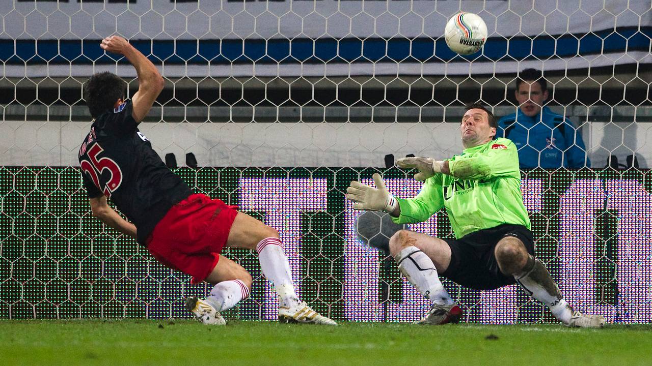 Manolev passeert Timmer voor de 1-2. (ANP)