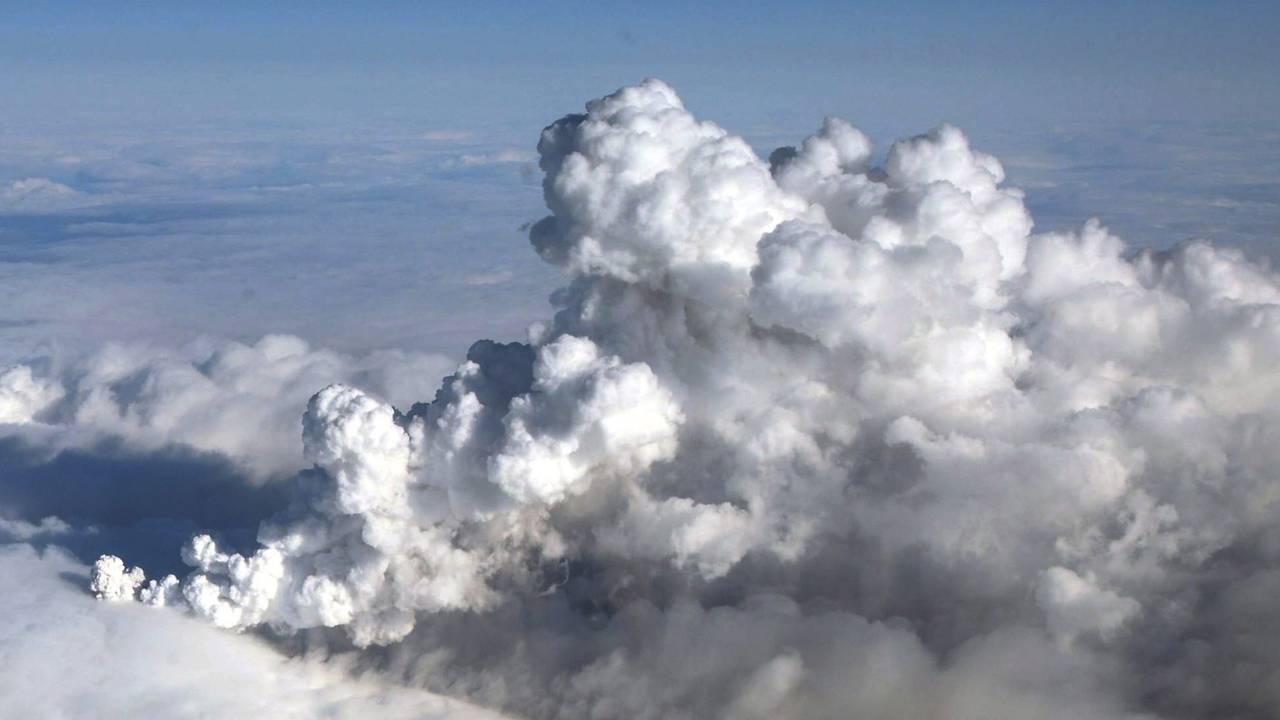 De aswolk is het gevolg van een vulkaanuitbarsting in de IJslandse gletsjer Eyjafjallajökull.