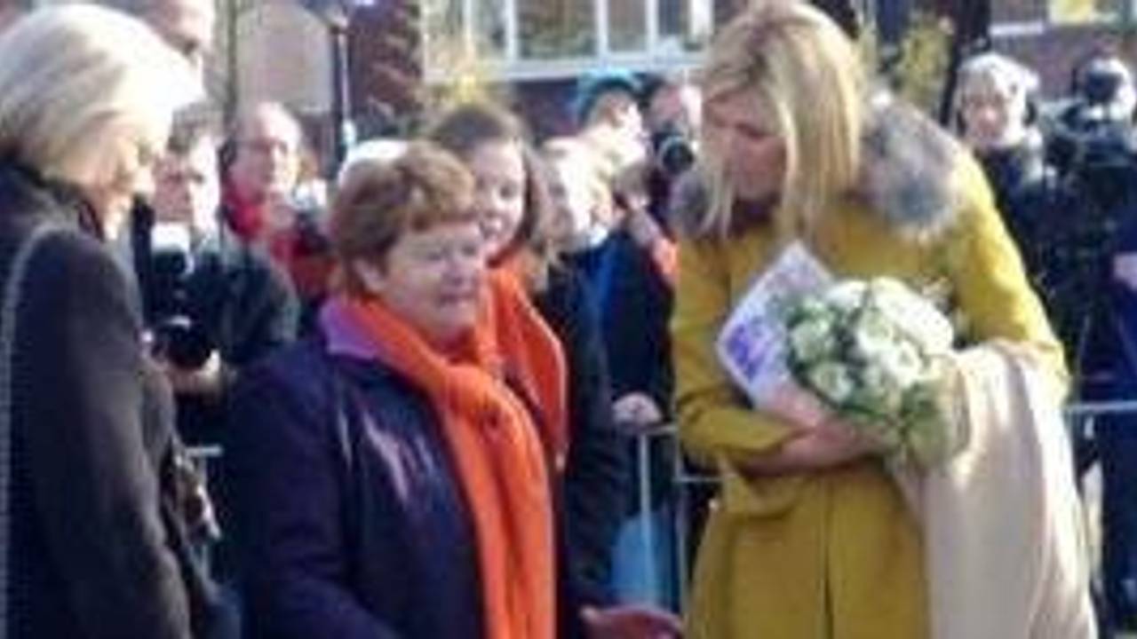 Maxima reikt de prijs uit.