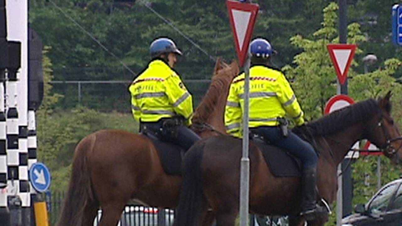 De hooligans werden in de gaten gehouden.