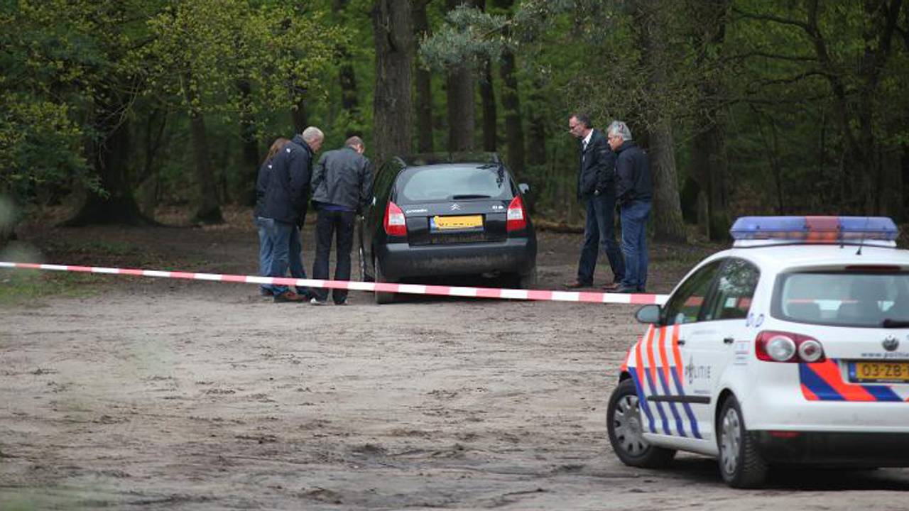 De politie onderzocht een auto. (Foto: Mainstay media Breda)