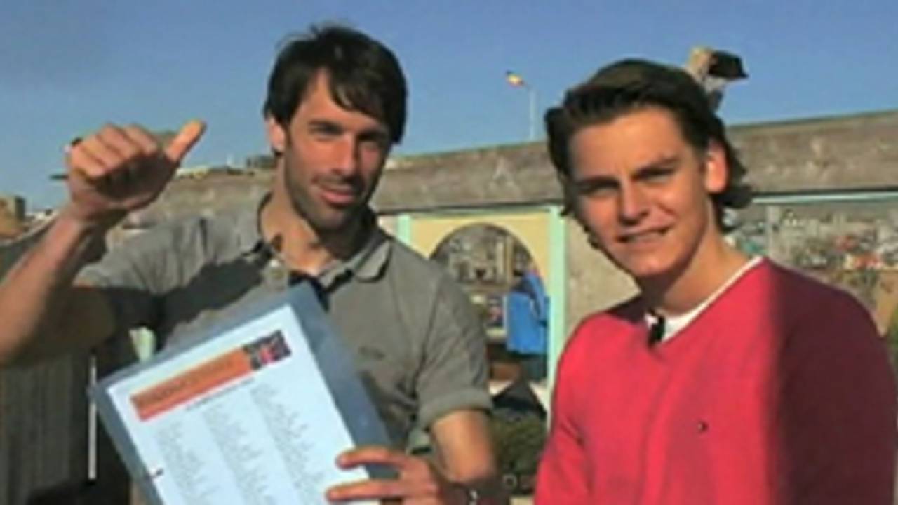 Van Nistelrooij neemt handtekeningen in ontvangst
