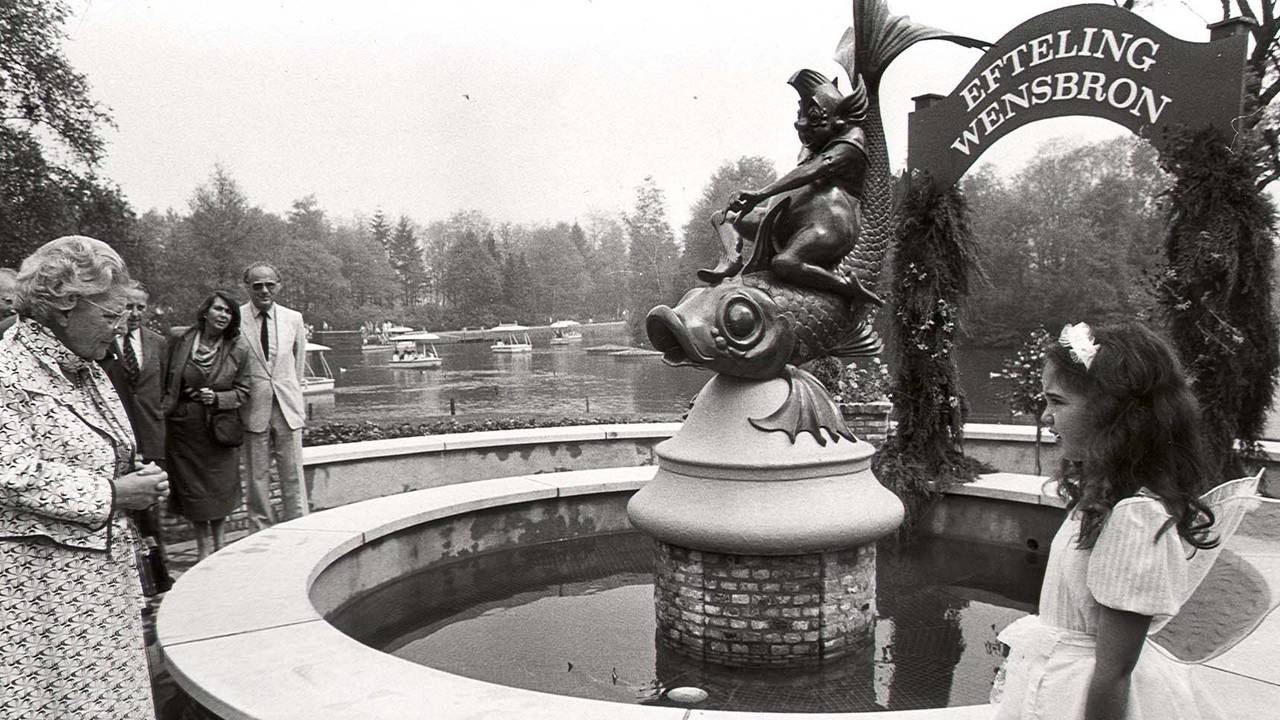 Koningin Juliana bij de wensbron.