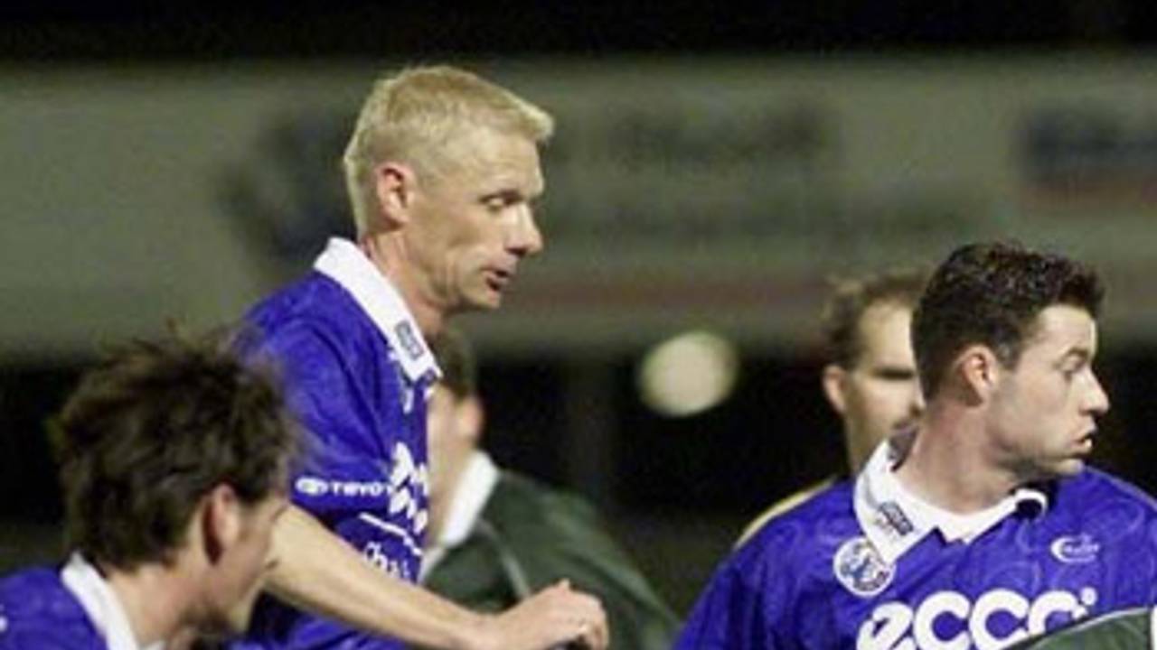 Arnold Scholten hier nog in actie als voetballer (foto: ANP).
